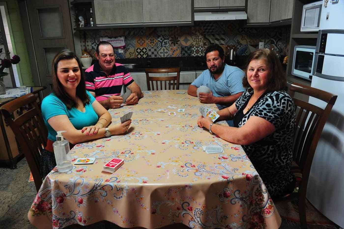 Família Dinani jogando quatrilho — João Carlos, Rosalina, Jussânia e Joceli