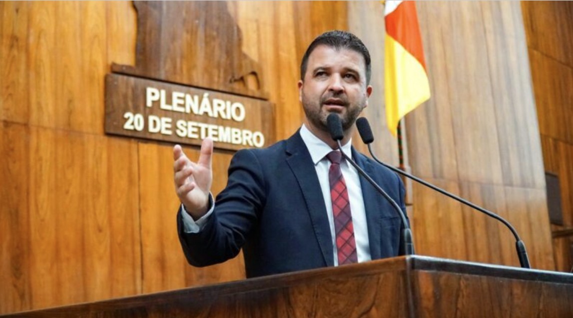 Deputado Neri o Carteiro discursa no Plenário 20 de Setembro da Assembleia Legislativa do RS