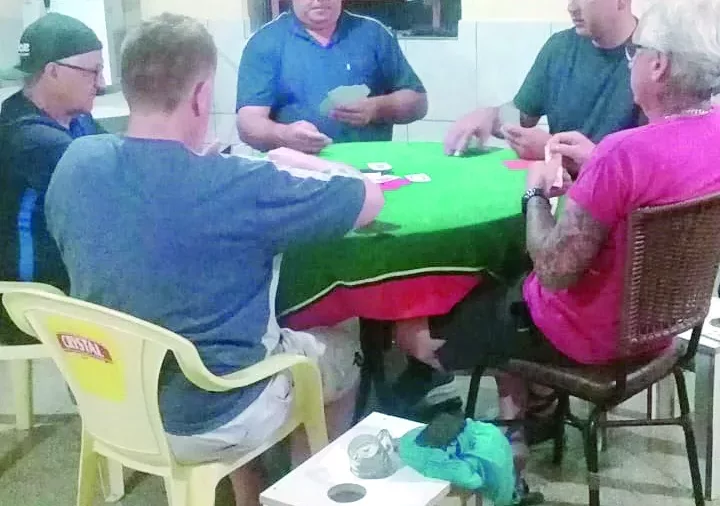 Grupo de amigos de Bento Gonçalves reunidos para jogar quatrilho